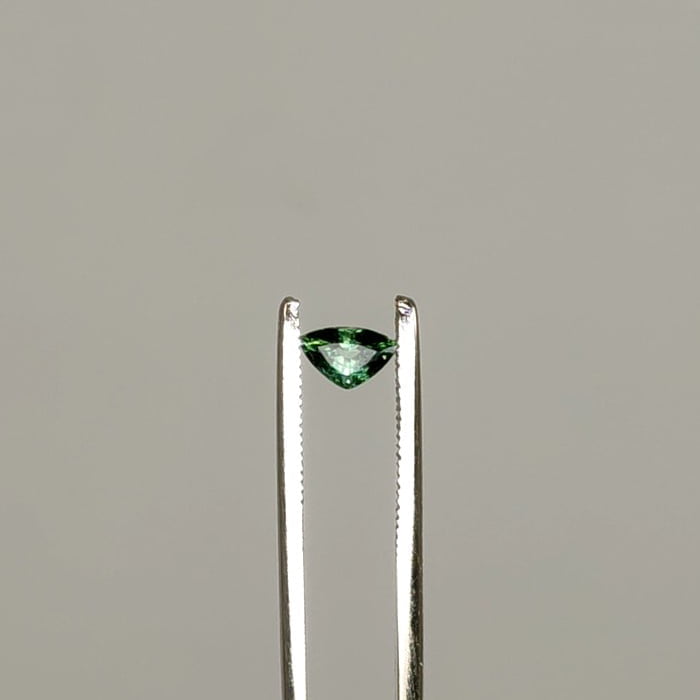 sapphire bluish green - πράσινη πέτρα ζαφείρι
