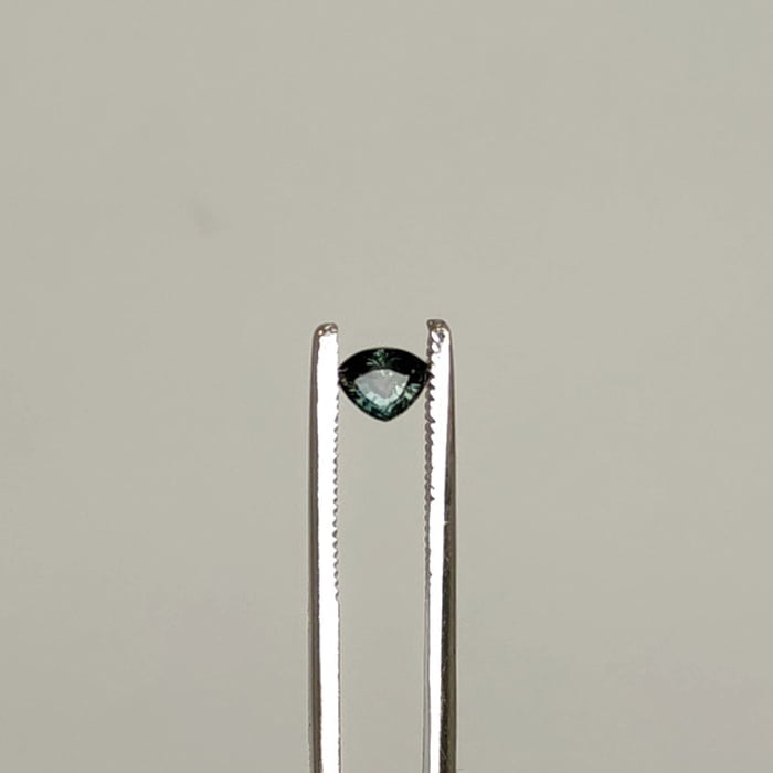 sapphire purplish green - πράσινη πέτρα ζαφείρι